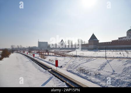 Der kasanische Uferdamm des UPA-Flusses und der Kreml Tula. Wintermorgen. Tula, Russland Stockfoto