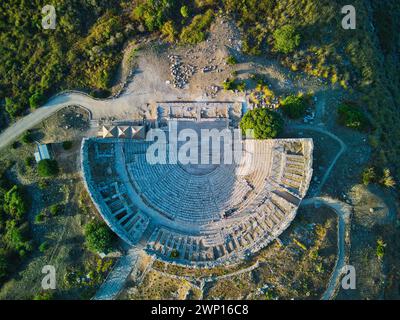 Segesta Theater in Trapani, Sizilien, Italien, von oben gesehen, wenn die Sonne untergeht und kühle Schatten im warmen Licht wirft Stockfoto