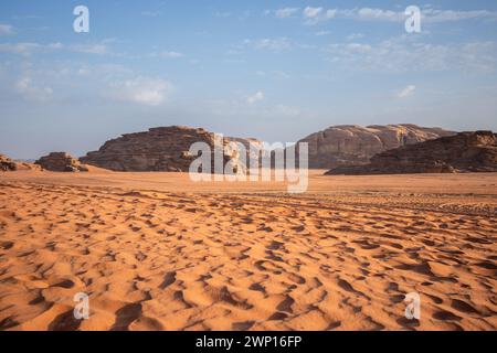 Ein atemberaubender Blick auf die Wüste Wadi Rum in Jordanien. Wunderschöne Landschaft mit Sandstrand und Felsformation im Nahen Osten. Stockfoto