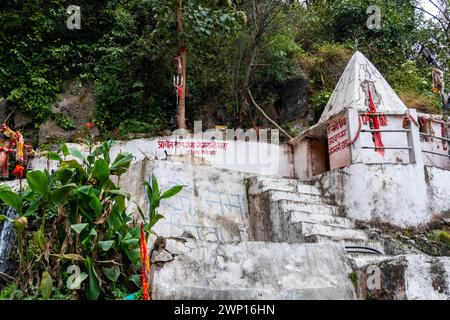 Februar 2024, Uttarakhand Indien. Ban Ganga Small Temple in Uttarkashi: Ganga Stream von einem Hügel gebracht von Arjuna, Mahabharata Mythologie. Indischer Kult Stockfoto