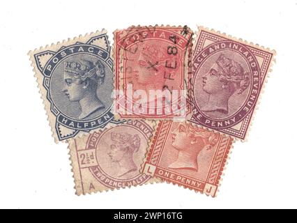 Eine Montage von Vintage Queen Victoria Briefmarken aus Großbritannien isoliert auf weißem Hintergrund. Stockfoto