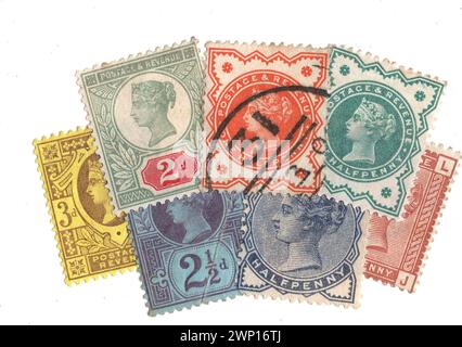 Eine Montage von Vintage Queen Victoria Briefmarken aus Großbritannien isoliert auf weißem Hintergrund. Stockfoto