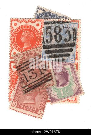 Eine Montage von Vintage Queen Victoria Briefmarken aus Großbritannien isoliert auf weißem Hintergrund. Stockfoto
