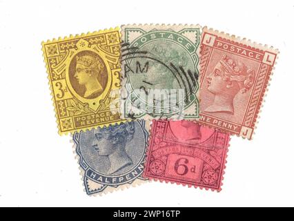 Eine Montage von Vintage Queen Victoria Briefmarken aus Großbritannien isoliert auf weißem Hintergrund. Stockfoto