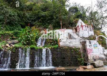 Februar 2024, Uttarakhand Indien. Ban Ganga Small Temple in Uttarkashi: Ganga Stream von einem Hügel gebracht von Arjuna, Mahabharata Mythologie. Indischer Kult Stockfoto