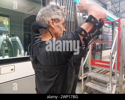 Frankreich. Februar 2024. © PHOTOPQR/LE PARISIEN/Jila Varoquier ; ; 29/02/2024 ; 27 février, Villetaneuse. Patrick, un des Agents de la Maintenance de la RATP, fait la démonstration d'un des 140 exosquelettes 'Bras en l'Air' qui soulage les tâches à effektuer sur les portes du Tramway T8. Villetaneuse, Frankreich, februar 2024 Patrick, einer der Instandhaltungsmitarbeiter der RATP (Paris Metro), demonstriert eines der 140 „Arms in the Air“-Exoskelette, die die Aufgaben an den Türen der Straßenbahn T8 entlasten. Quelle: MAXPPP/Alamy Live News Stockfoto