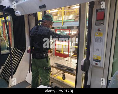 Frankreich. Februar 2024. © PHOTOPQR/LE PARISIEN/Jila Varoquier ; ; 29/02/2024 ; 27 février, Villetaneuse. Les Agents de la Maintenance de la RATP sont aidés par un exosquelettes pour changer les pièces des portes du Tramway T8. Villetaneuse, Frankreich, februar 2024 Patrick, einer der Instandhaltungsmitarbeiter der RATP (Paris Metro), demonstriert eines der 140 „Arms in the Air“-Exoskelette, die die Aufgaben an den Türen der Straßenbahn T8 entlasten. Quelle: MAXPPP/Alamy Live News Stockfoto