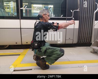 Frankreich. Februar 2024. © PHOTOPQR/LE PARISIEN/Jila Varoquier ; ; 29/02/2024 ; 27 février, Villetaneuse. Patrick, un des Agents de la Maintenance de la RATP, fait la démonstration d'un des 140 exosquelettes 'Bras en l'Air' qui soulage les tâches à effektuer sur les portes du Tramway T8. Villetaneuse, Frankreich, februar 2024 Patrick, einer der Instandhaltungsmitarbeiter der RATP (Paris Metro), demonstriert eines der 140 „Arms in the Air“-Exoskelette, die die Aufgaben an den Türen der Straßenbahn T8 entlasten. Quelle: MAXPPP/Alamy Live News Stockfoto