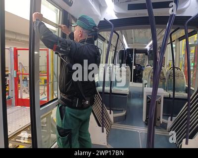 Frankreich. Februar 2024. © PHOTOPQR/LE PARISIEN/Jila Varoquier ; ; 29/02/2024 ; 27 février, Villetaneuse. Les Agents de la Maintenance de la RATP sont aidés par un exosquelettes pour changer les pièces des portes du Tramway T8. Villetaneuse, Frankreich, februar 2024 Patrick, einer der Instandhaltungsmitarbeiter der RATP (Paris Metro), demonstriert eines der 140 „Arms in the Air“-Exoskelette, die die Aufgaben an den Türen der Straßenbahn T8 entlasten. Quelle: MAXPPP/Alamy Live News Stockfoto