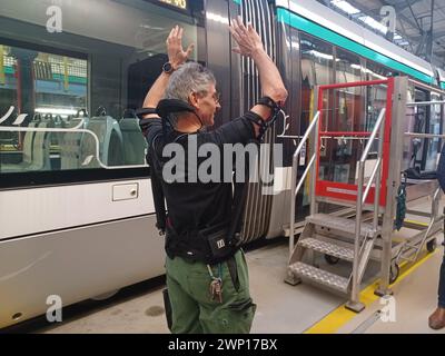 Frankreich. Februar 2024. © PHOTOPQR/LE PARISIEN/Jila Varoquier ; ; 29/02/2024 ; 27 février, Villetaneuse. Patrick, un des Agents de la Maintenance de la RATP, fait la démonstration d'un des 140 exosquelettes 'Bras en l'Air' qui soulage les tâches à effektuer sur les portes du Tramway T8. Villetaneuse, Frankreich, februar 2024 Patrick, einer der Instandhaltungsmitarbeiter der RATP (Paris Metro), demonstriert eines der 140 „Arms in the Air“-Exoskelette, die die Aufgaben an den Türen der Straßenbahn T8 entlasten. Quelle: MAXPPP/Alamy Live News Stockfoto