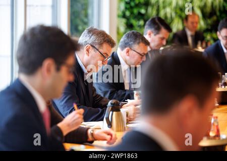 München, Deutschland. März 2024. Markus Söder (CSU), Parteivorsitzender und Ministerpräsident Bayerns, sitzt zu Beginn einer Kabinettssitzung im Bayerischen Staatskanzleramt in seinem Sitz. Quelle: Matthias Balk/dpa/Alamy Live News Stockfoto