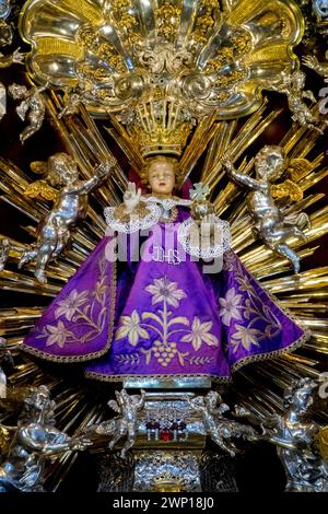 Die Statue des Jesuskindes von Prag befindet sich im Schrein, goldenen Altar in der Kirche der siegreichen Frau Mala Strana Prag Tschechien Stockfoto