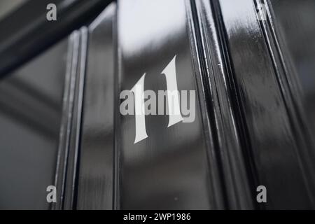 Die Tür zur Downing Street 11 in London, der offiziellen Residenz des Finanzkanzlers Jeremy Hunt, vor dem Frühjahrshaushalt am Mittwoch. Bilddatum: Dienstag, 5. März 2024. Stockfoto