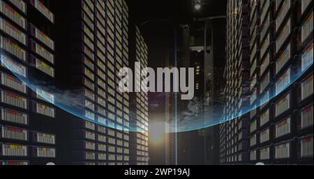 Bild eines Globus gegen einen Computerserverraum Stockfoto