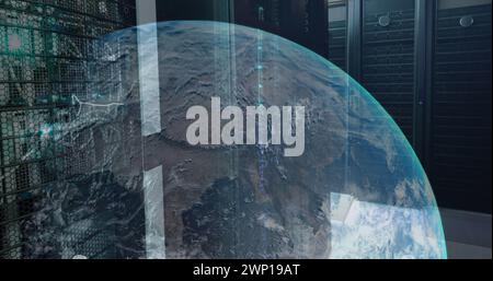 Bild eines Globus gegen einen Computerserverraum Stockfoto