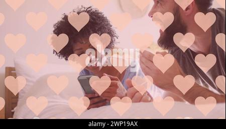Bild von Herzen über glückliche, vielfältige Paare mit Smartphone Stockfoto
