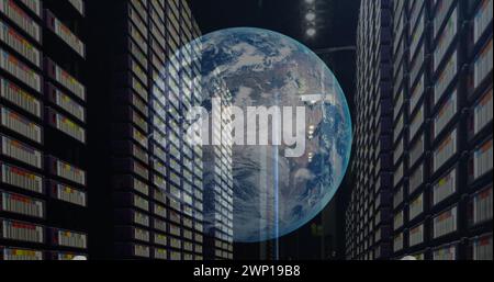 Bild eines Globus gegen einen Computerserverraum Stockfoto