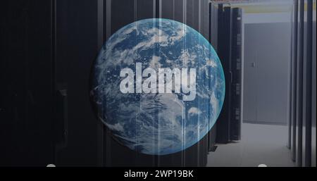 Bild eines Globus gegen einen Computerserverraum Stockfoto