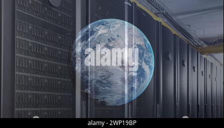Bild eines Globus gegen einen Computerserverraum Stockfoto