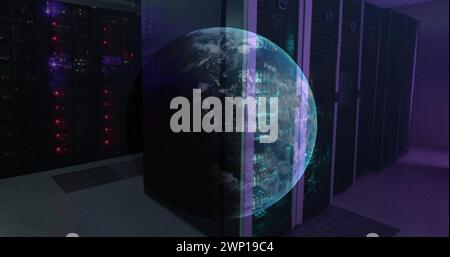 Bild eines Globus gegen einen Computerserverraum Stockfoto