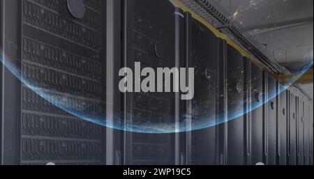 Bild eines Globus gegen einen Computerserverraum Stockfoto