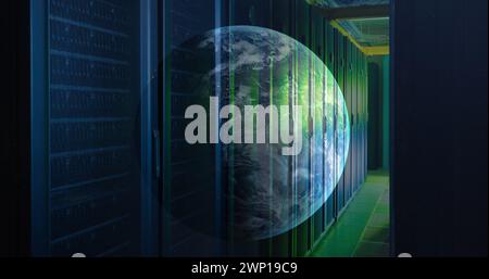 Bild eines Globus gegen einen Computerserverraum Stockfoto