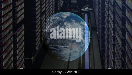 Bild eines Globus gegen einen Computerserverraum Stockfoto