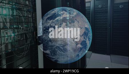 Bild eines Globus gegen einen Computerserverraum Stockfoto