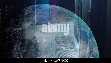 Bild eines Globus gegen einen Computerserverraum Stockfoto