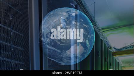 Bild eines Globus gegen einen Computerserverraum Stockfoto