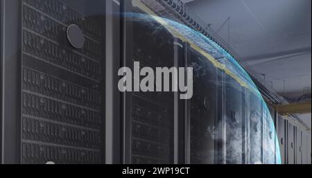 Bild eines Globus gegen einen Computerserverraum Stockfoto