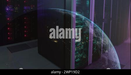 Bild eines Globus gegen einen Computerserverraum Stockfoto