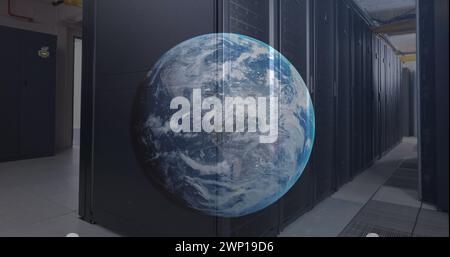Bild eines Globus gegen einen Computerserverraum Stockfoto