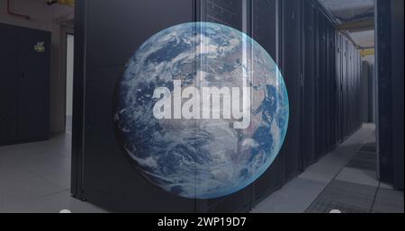 Bild eines Globus gegen einen Computerserverraum Stockfoto