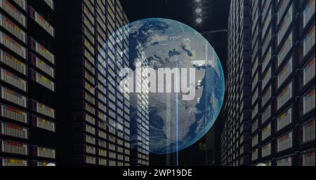 Bild eines Globus gegen einen Computerserverraum Stockfoto