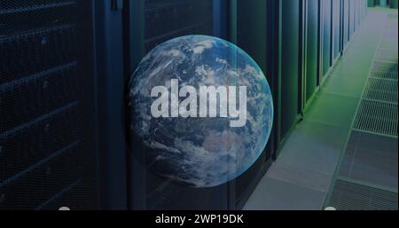 Bild eines Globus gegen einen Computerserverraum Stockfoto