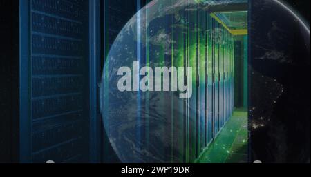 Bild eines Globus gegen einen Computerserverraum Stockfoto