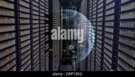 Bild eines Globus gegen einen Computerserverraum Stockfoto