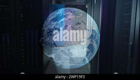 Bild eines Globus gegen einen Computerserverraum Stockfoto