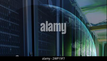 Bild eines Globus gegen einen Computerserverraum Stockfoto