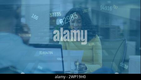 Bild von Zahlen, die sich über glückliche, birassische Frau im Amt ändern Stockfoto