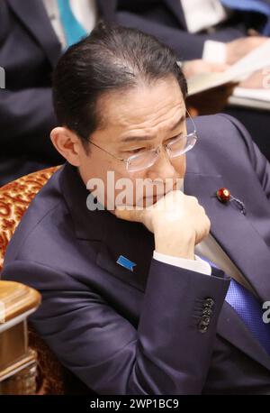 Tokio, Japan. März 2024. Der japanische Premierminister Fumio Kishida hört eine Frage auf der Sitzung des Haushaltsausschusses des Oberhauses beim Nationalen Parlament in Tokio am Dienstag, den 5. März 2024. (Foto: Yoshio Tsunoda/AFLO) Credit: Aflo Co. Ltd./Alamy Live News Stockfoto