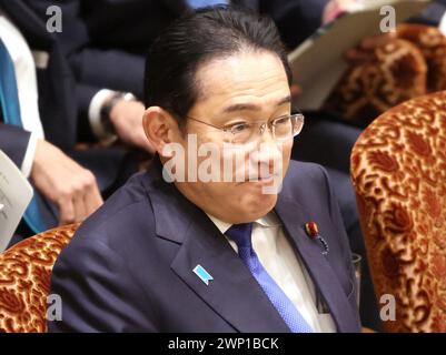 Tokio, Japan. März 2024. Der japanische Premierminister Fumio Kishida hört eine Frage auf der Sitzung des Haushaltsausschusses des Oberhauses beim Nationalen Parlament in Tokio am Dienstag, den 5. März 2024. (Foto: Yoshio Tsunoda/AFLO) Credit: Aflo Co. Ltd./Alamy Live News Stockfoto