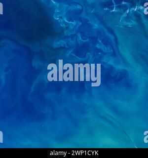 Tiefes windiges blaues Meer Hintergrund. Elemente dieses Bildes, bereitgestellt von der NASA. Stockfoto