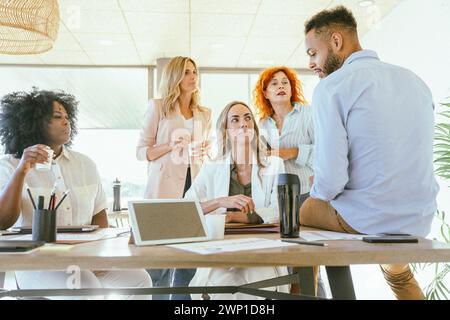 Kollegen diskutieren Ideen für Startup-Projekte im Büro. Geschäftskonzept. Stockfoto