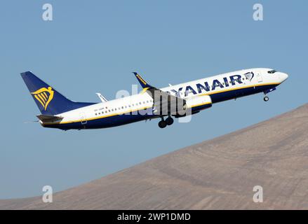 Eine Boeing 737-800 von Ryanair vom Flughafen Lanzarote Arrecife auf den Kanarischen Inseln Stockfoto