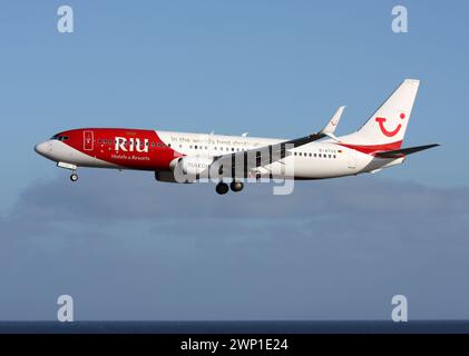 Eine Boeing 737-800 von TUI in einem Sonderprogramm, das RIU Hotels in Richtung Flughafen Lanzarote anzeigt Stockfoto