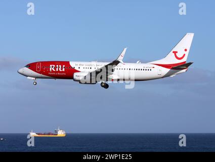 Eine Boeing 737-800 von TUI in einem Sonderprogramm, das RIU Hotels in Richtung Flughafen Lanzarote anzeigt Stockfoto