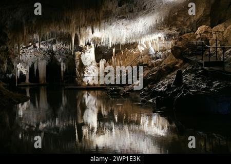 Der See in Lake Cave (WA) trocknet nie aus und bietet atemberaubende Reflexionen vom Pfad, der entlang seiner Kante verläuft Stockfoto