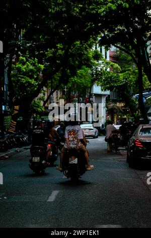 Leute, die auf den Straßen von Hanoi fahren. Stockfoto